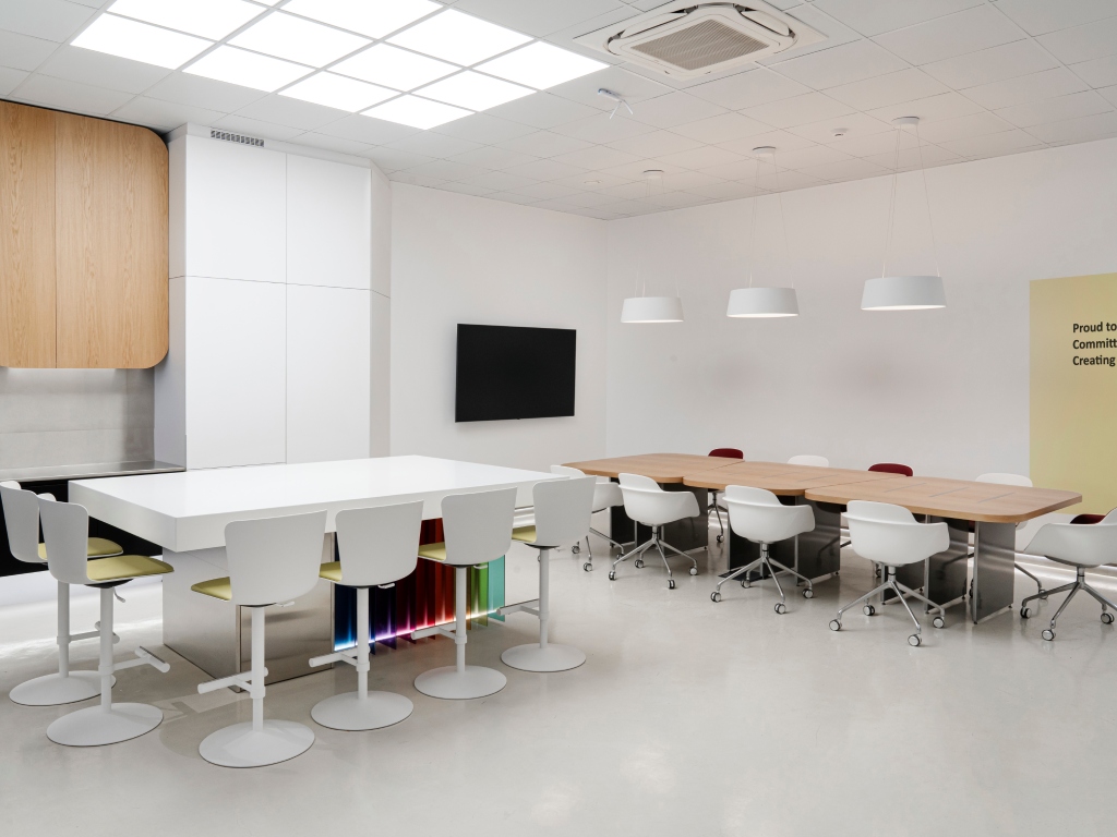 Case Study: Εξοπλισμός σύγχρονου χώρου δειγματισμού και συνεργασίας στην Πάτρα