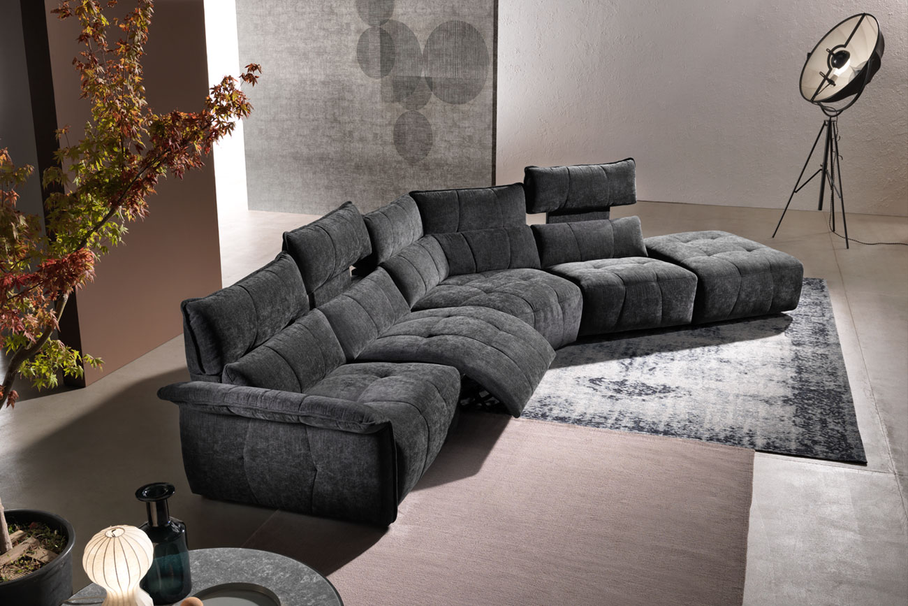 Ιταλικός καναπές με ανεξάρτητα στοιχεία και ηλεκτρικούς μηχανισμούς στην πλάτη και τα καθίσματα για αναπαυτικό κάθισμα.