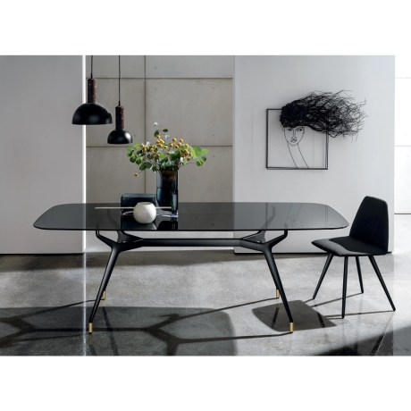 Arkos Οβάλ Shaped 02 τραπέζι φαγητού με φιμέ γυαλί σε μοντέρνα τραπεζαρία.