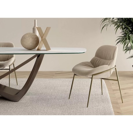 Chair-Amelie-Bontempi-Casa-Table-Bach.jpg, η premium καρέκλα Amelie 34.90 με Conical Tube Frame παρουσιάζεται δίπλα στο τραπέζι Bach της Bontempi Casa σε ένα πολυτελές residential περιβάλλον με minimal φωτιστικό.