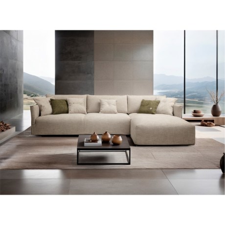 Γωνιακός καναπές κρεβάτι Fraser Franco Ferri σε μπεζ ύφασμα με πράσινα μαξιλάρια.