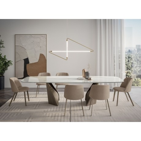 Τραπέζι τραπεζαρίας Kaleido Bontempi Casa με λευκή επιφάνεια SuperMarble και έξι καρέκλες σε μοντέρνο σαλόνι.
