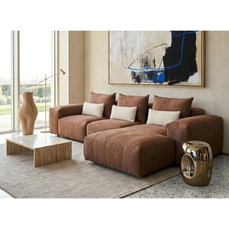 Cozy γωνιακός καναπές Liv ελληνικής κατασκευής με πουπουλένιο κάθισμα, διακοσμητικά μαξιλάρια και κρυφά πόδια σε minimal σαλόνι.