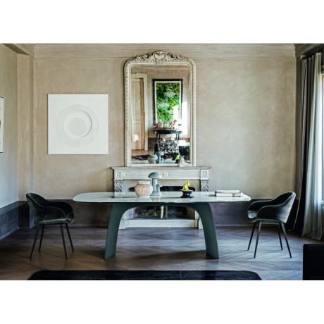 Κεραμικό οβάλ τραπέζι Moonlight Midj με λευκή επιφάνεια μάρμαρο και γκρίζα βάση.