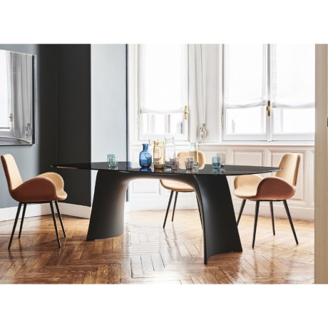 Τραπέζι Moonlight Midj, οβάλ γυάλινη επιφάνεια, σκούρο γκρι βάση Baydur.