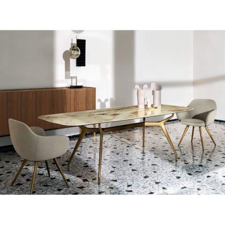 Arkos Shaped 02 τραπέζι με Κεραμική επιφάνεια σκούρου χρώματος σε μοντέρνα τραπεζαρία.