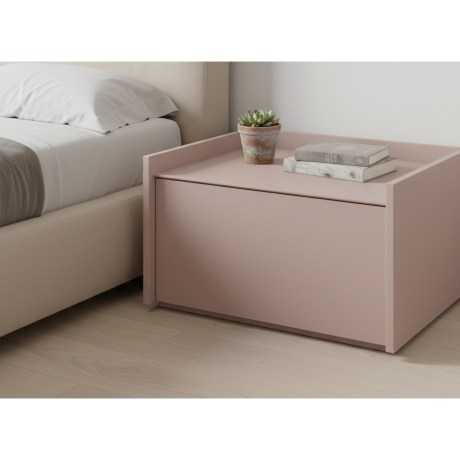 Κομοδίνο Spirit, χαμηλό, ροζ λάκα, ένα βαθύ συρτάρι, minimal design, δίπλα σε κρεβάτι