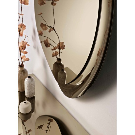 Κοντινή λήψη μπρονζέ καθρέφτη Acai που αναδεικνύει το sculptural πλαίσιο και την αντανάκλαση του φωτός.