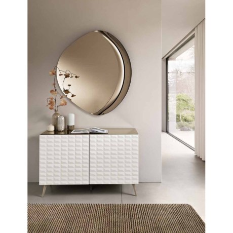 Μπρονζέ ιταλικός καθρέφτης Acai πάνω από λευκό μπουφέ σε φωτεινό, μοντέρνο χώρο.