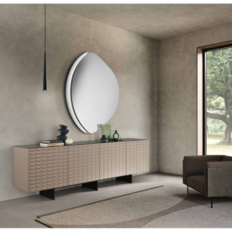 Μεγάλος ιταλικός καθρέφτης Acai σε φυσικό (clear) φινίρισμα πάνω από μοντέρνο μπουφέ.