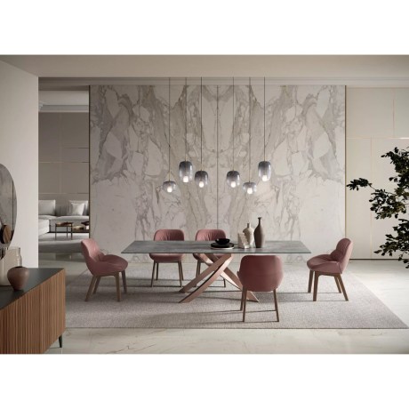 Ευρυγώνια λήψη luxury τραπεζαρίας με καρέκλες Amelie 34.91 σε ροζ επένδυση, τραπέζι Artistico και φόντο από λευκό μάρμαρο.