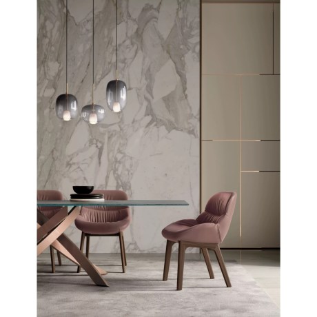 Καρέκλες Amelie 34.91 σε dusty pink απόχρωση δίπλα στο γυάλινο τραπέζι Artistico, κάτω από τα κρεμαστά φωτιστικά Blow.