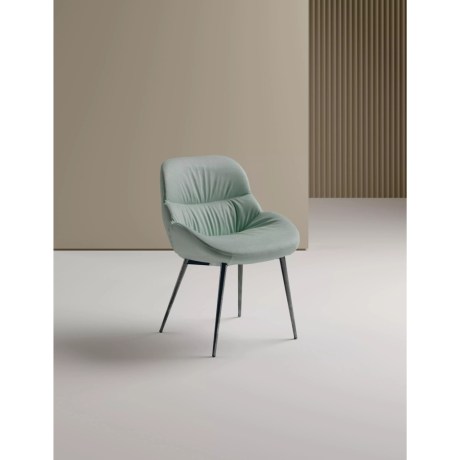 Premium καρέκλα Amelie 34.92 με Metal Frame Conic Legs και γαλαζοπράσινη επένδυση σε minimal φόντο με κάθετες ραβδώσεις.