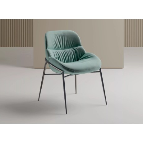 Η premium καρέκλα Amelie 34.90 Conical Tube Frame με βελούδινο ύφασμα σε απαλή γαλαζοπράσινη απόχρωση αναδεικνύει τις πλούσιες καπιτονέ πτυχώσεις της.