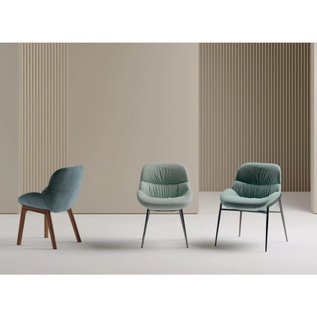 Τρία μοντέλα της συλλογής Amelie, με τη version 34.92 Metal Frame Conic Legs στο κέντρο, πλαισιωμένη από την ξύλινη και την conical tube frame έκδοση.