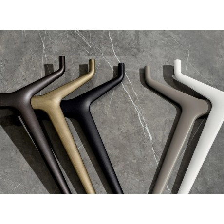 Μεταλλικά πόδια και χρωματισμοί του shaped 01 Oval τραπεζιού Arkos της Sovet