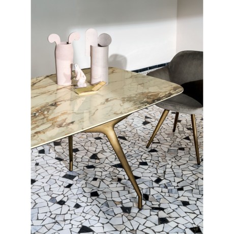 Arkos Shaped 02 με Κεραμική επιφάνεια σε γραφείο ή τραπεζαρία.