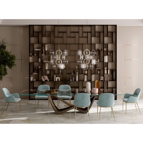 Τραπεζαρία BACH Glass Bontempi Casa με γυάλινη επιφάνεια, γλυπτική μεταλλική βάση, γαλάζιες βελούδινες καρέκλες και κρυστάλλινα φωτιστικά σε πολυτελή εσωτερικό χώρο OIKADE.