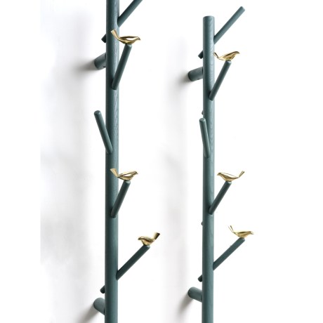 Διπλή επιτοίχια κρεμάστρα BIRD WATCH Minottiitalia (μπλε-πράσινο) με πουλιά σε γυαλισμένο χρυσό ορείχαλκο.