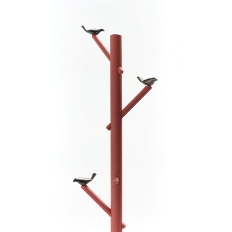 Κοντινό πλάνο κρεμάστρας BIRD WATCH (κόκκινο ξύλο) με πουλιά σε σατινέ νίκελ φινίρισμα.