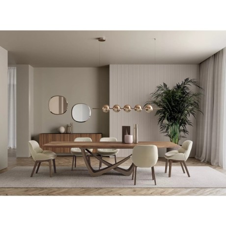 Premium καρέκλες Amelie 34.91 με ξύλινο σκελετό σε λευκή επένδυση, τοποθετημένες γύρω από το τραπέζι Artistico σε μια high-end τραπεζαρία.