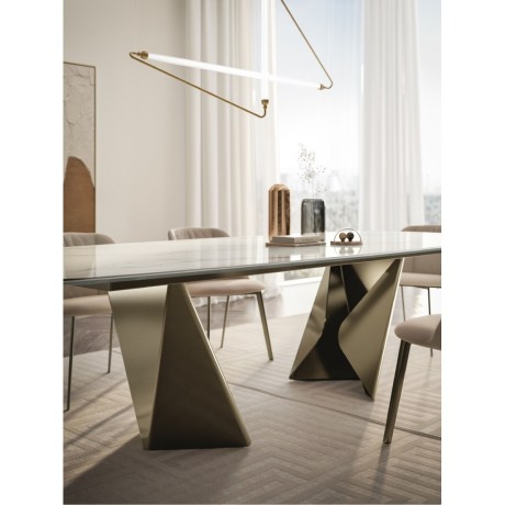 Λεπτομέρεια της γεωμετρικής μεταλλικής βάσης του τραπεζιού Kaleido της Bontempi Casa.