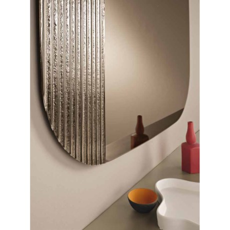 Λεπτομέρεια μπρονζέ ριγέ γυαλιού σε καθρέφτη Eris OIKADE