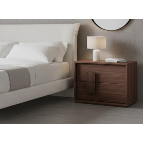 Μοντέρνο κομοδίνο Double | Καρυδιά με ξύλινο πόμολο | Δίπλα σε λευκό υφασμάτινο κρεβάτι