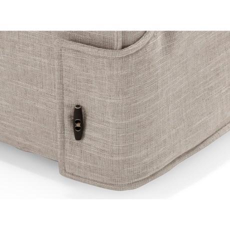 Λεπτομέρεια υφάσματος και ραφής στον καναπέ κρεβάτι Fraser.