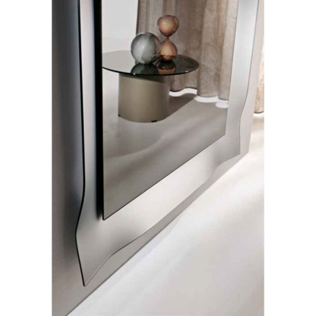 Λεπτομέρεια του ανάγλυφου πλαισίου του καθρέφτη Taba με εφέ κύματος.