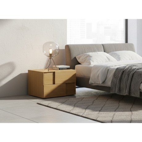 Κομοδίνο Gio σε καπλαμά δρυς, 3D ανάγλυφο, ξύλινη λαβή, 2 συρτάρια