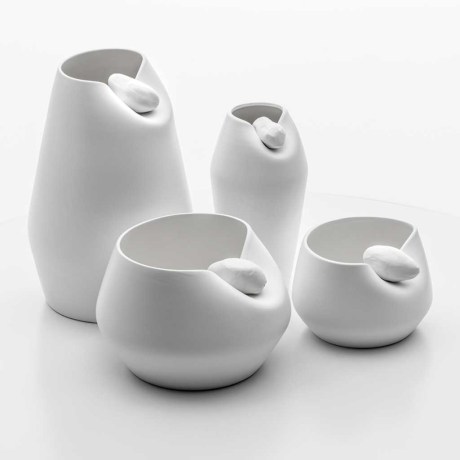Μικρό κεραμικό βάζο Bacio Adriani & Rossi, διαστάσεων 16x21cm, σε λευκό χρώμα με οργανική λεπτομέρεια στο χείλος
