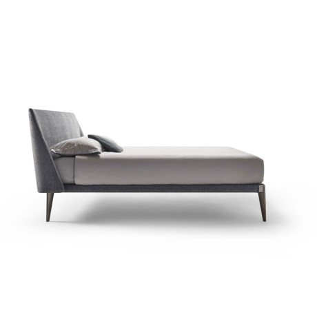 Δερμάτινο ιταλικό κρεβάτι με κομψό design και μεταλλικά πόδια