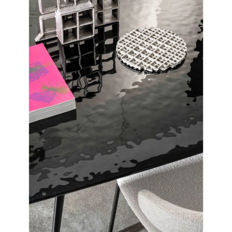Κοντινό πλάνο επιφάνειας Liquid Glass / Materia σε μαύρο χρώμα.