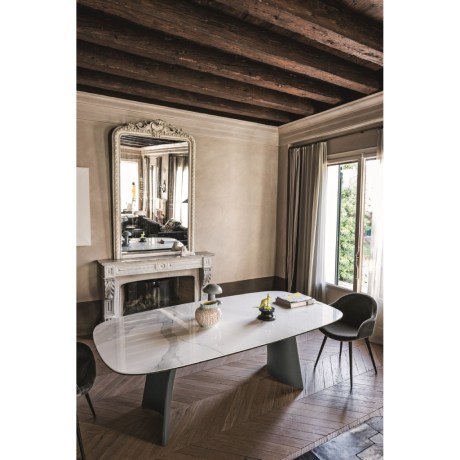 Πολυτελές κεραμικό τραπέζι Moonlight Midj οβάλ σχήμα με αντιχαρακτική επιφάνεια.