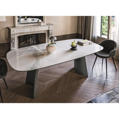 Ιταλικό οβάλ τραπέζι Moonlight Midj, κεραμικό μάρμαρο και γλυπτικό design Franco Poli.