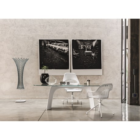 Μοντέρνο διευθυντικό γραφείο Moonlight Midj με γυάλινη οβάλ επιφάνεια και λευκή βάση.