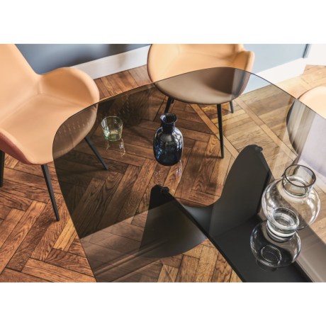 Τραπέζι Moonlight Midj με φιμέ γυαλί και καρέκλα Dalia Midj.