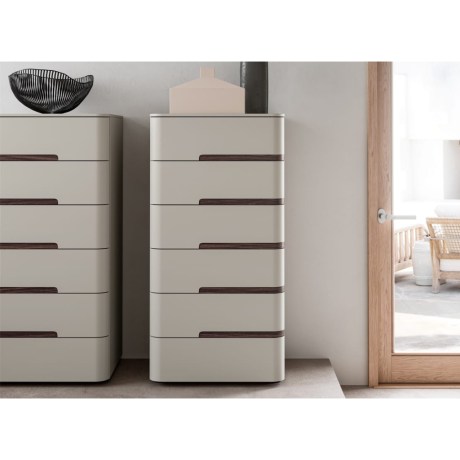 Ψηλή συρταριέρα Opale Santa Lucia σε φινίρισμα λάκας με 6 συρτάρια και στρογγυλεμένες γωνίες.