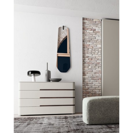 Μοντέρνα χαμηλή συρταριέρα Opale Santa Lucia με καμπύλες και ξύλινες λεπτομέρειες.