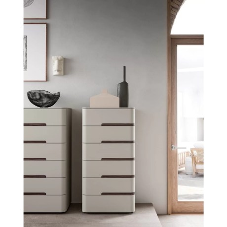 Λεπτομέρεια ψηλής συρταριέρας Opale Santa Lucia σε γκρι λάκα με καμπύλες.