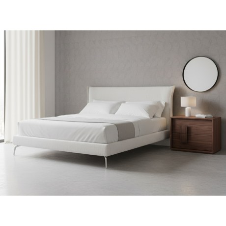 Minimal κρεβατοκάμαρα | Κομοδίνο Double, ξύλο καρυδιάς | Λευκό υφασμάτινο κρεβάτι Osaka