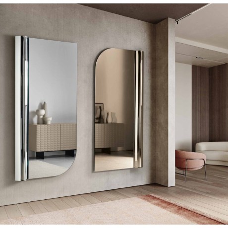 Σύνθεση δύο καθρεφτών Otera σε φυσικό και μπρονζέ φινίρισμα σε τοίχο καθιστικού.