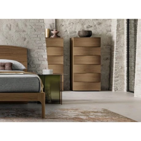 Ψηλή συρταριέρα στήλη Spot Mix με 6 συρτάρια και τρισδιάστατη κυματιστή πρόσοψη σε ξύλινο φινίρισμα.