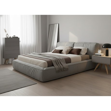 Ψηλή Συρταριέρα Seven, γκρι λάκα, μασίφ πόδια, κρεβάτι υφασμάτινο, κομοδίνο