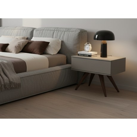 Κομοδίνο Seven Alexopoulos | Close-up σε ξύλινα πόδια και soft-close συρτάρια | Πολυτελές design