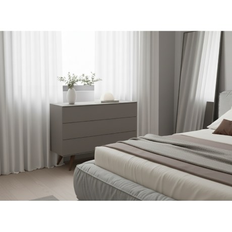 Χαμηλή Συρταριέρα Seven, γκρι λάκα, 3 συρτάρια, μασίφ ξύλινα πόδια, δίπλα σε κρεβάτι