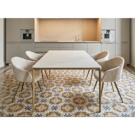 Τραπέζι Slim της Sovet Italia με γυαλιστερή μαύρη κεραμική επιφάνεια με χρυσά νερά και σκελετό αλουμινίου σε χρυσή πατίνα