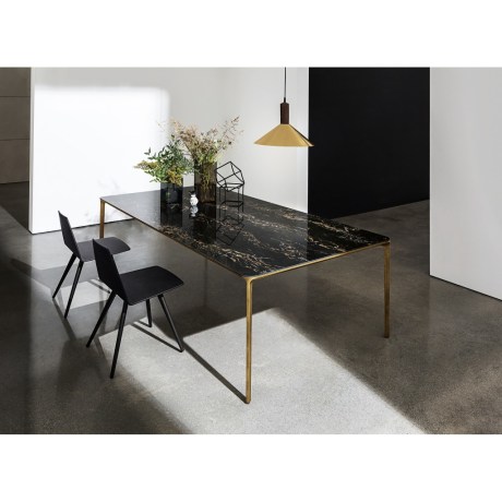 Τραπέζι Slim Sovet Italia με μαύρη κεραμική επιφάνεια και χρυσό σκελετό.