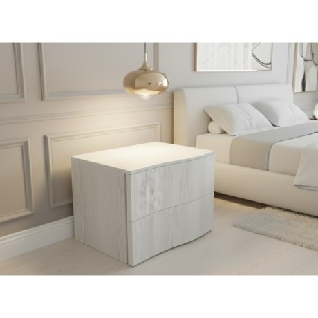 Λευκό κομοδίνο Spot με ομοιόμορφη κυματιστή πρόσοψη σε φωτεινό υπνοδωμάτιο.